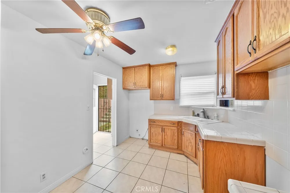 11712 Tarron Hawthorne, CA 90250