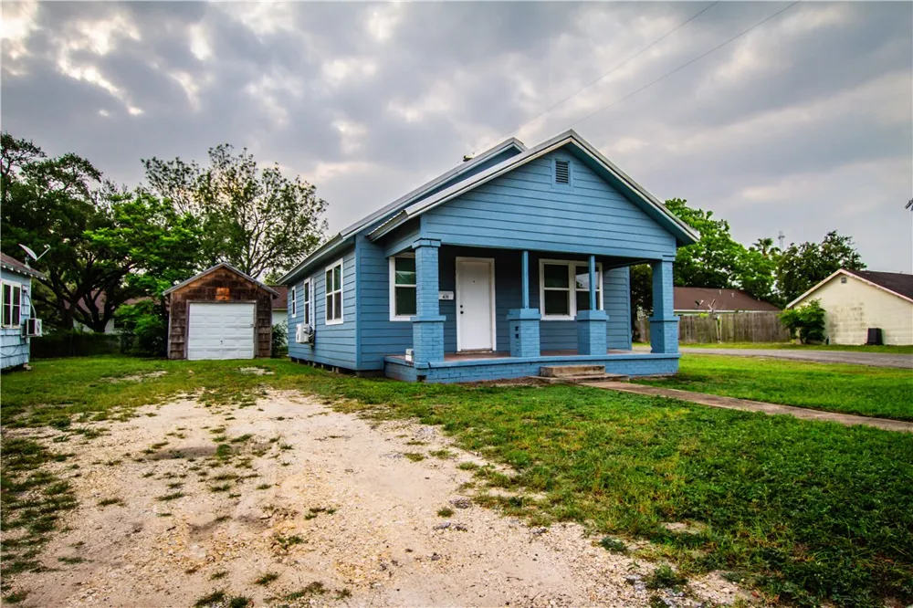 421 South San Patricio Sinton, TX 78387