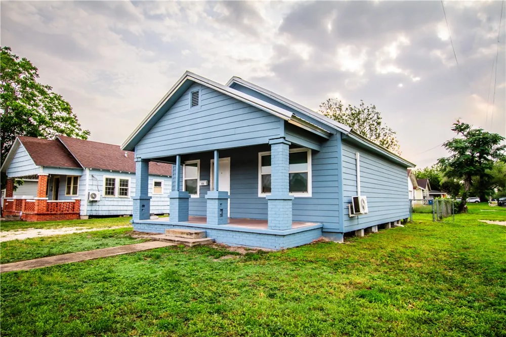 421 South San Patricio Sinton, TX 78387