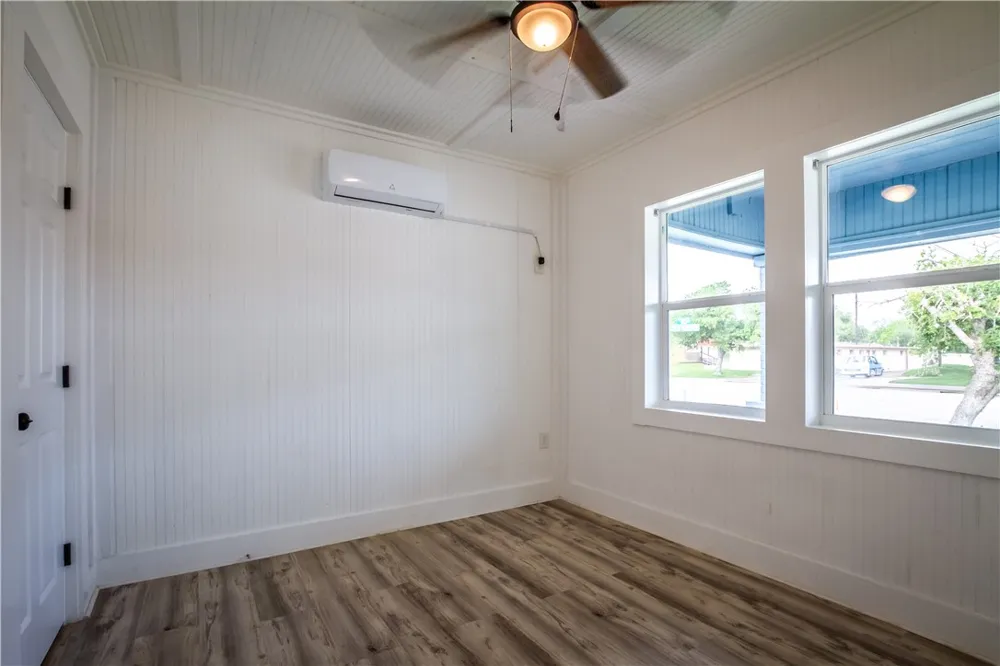 421 South San Patricio Sinton, TX 78387