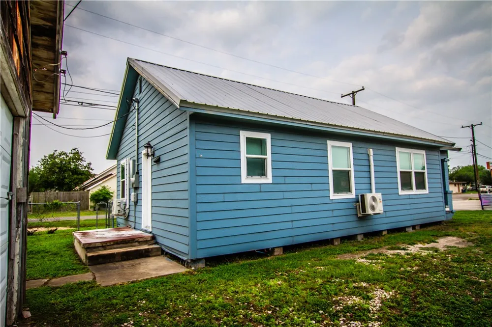 421 South San Patricio Sinton, TX 78387