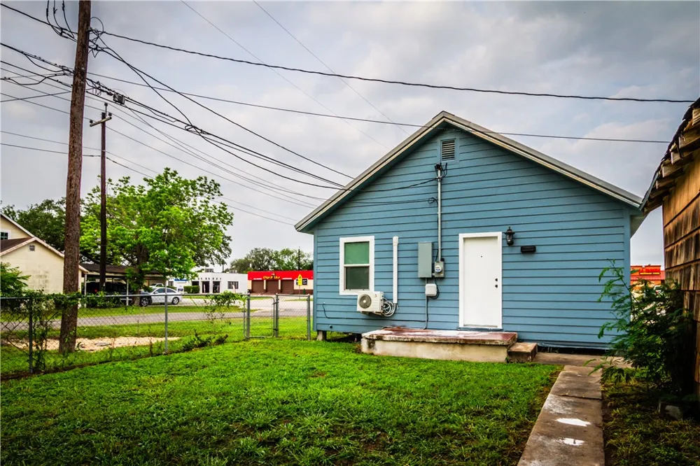 421 South San Patricio Sinton, TX 78387
