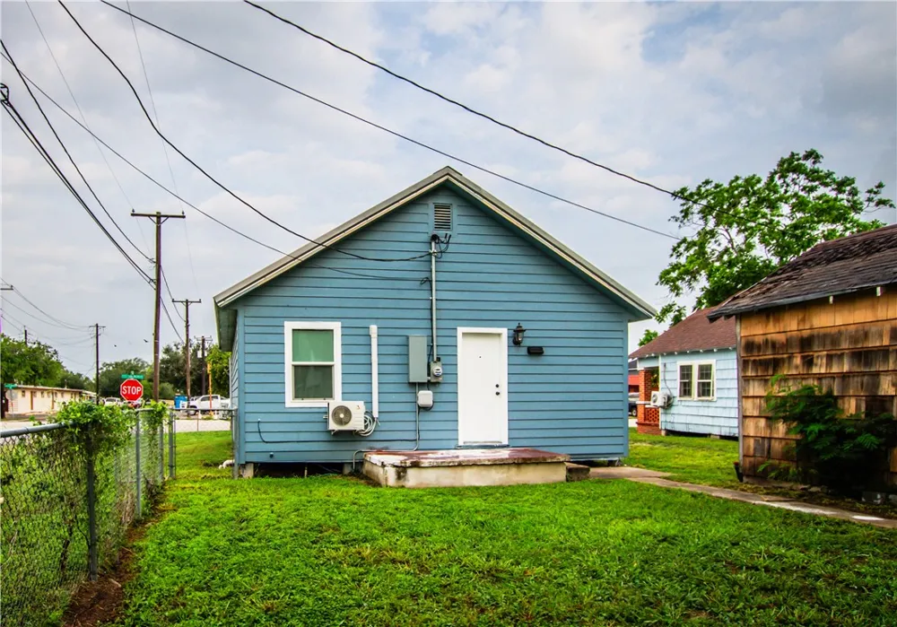 421 South San Patricio Sinton, TX 78387