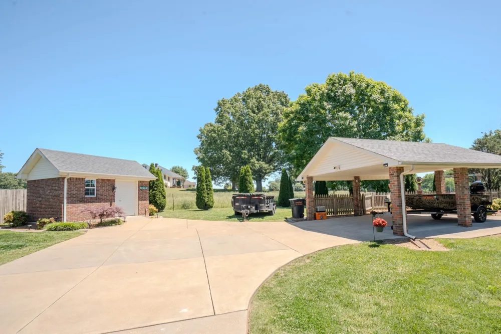 6 Hawthorne Dr Lawrenceburg, TN 38464