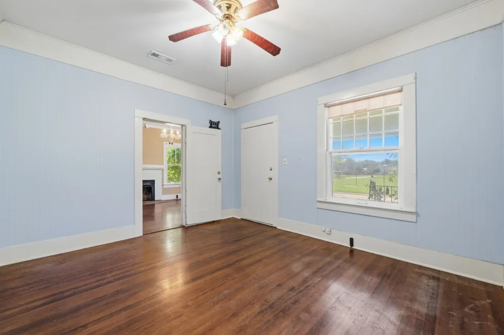 619 W Bell Avenue Rockdale, TX 76567