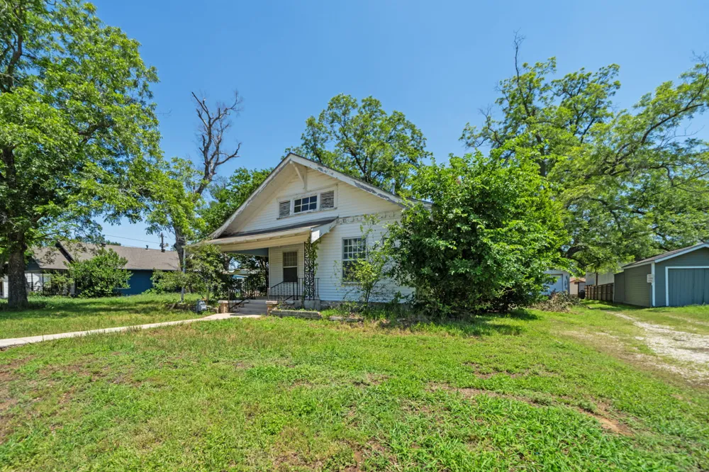 619 W Bell Avenue Rockdale, TX 76567