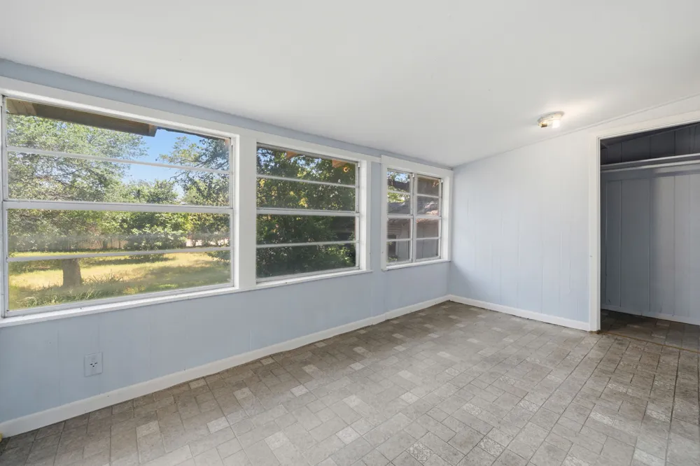 619 W Bell Avenue Rockdale, TX 76567