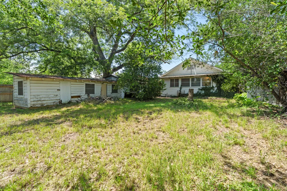 619 W Bell Avenue Rockdale, TX 76567