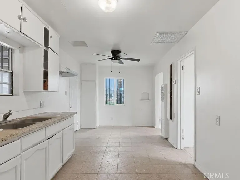 2403 S I Bakersfield, CA 93304