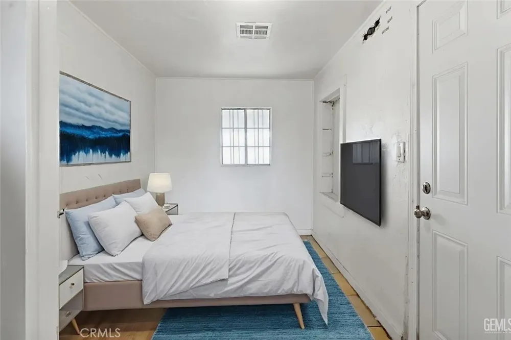 2403 S I Bakersfield, CA 93304