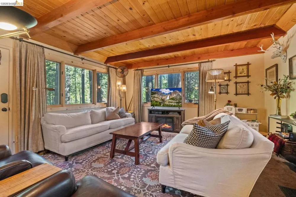 105 Pinecrest Lake RD Pinecrest, CA 95364