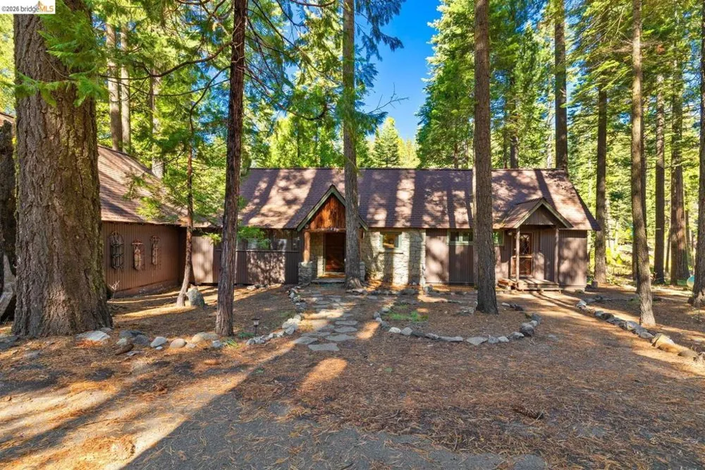 105 Pinecrest Lake RD Pinecrest, CA 95364