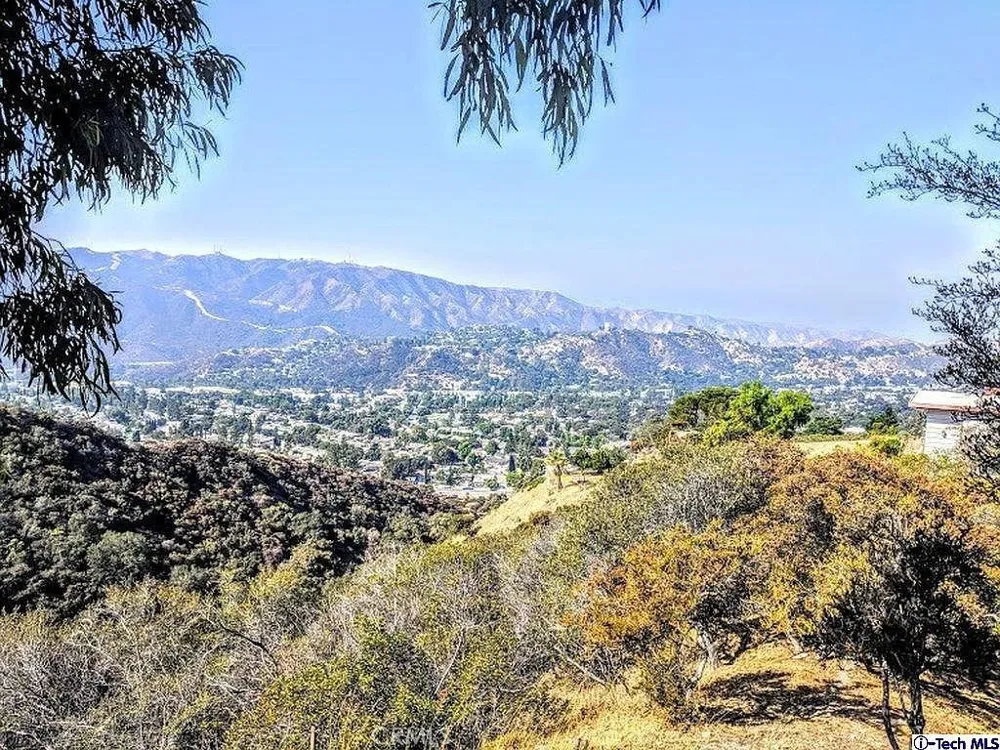 27 Sister Elsie Dr Tujunga, CA 91042