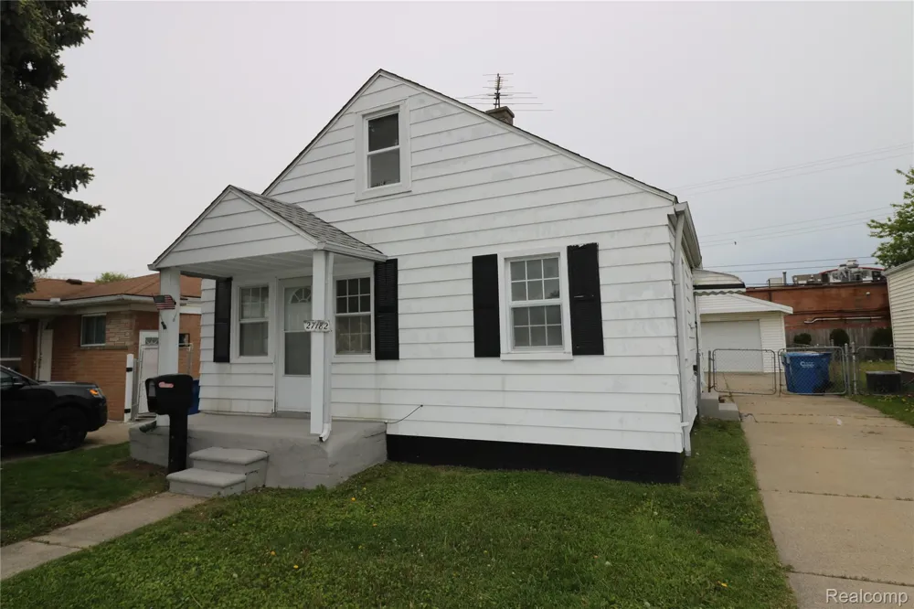 27182 Seyburn Avenue Warren City, MI 48092