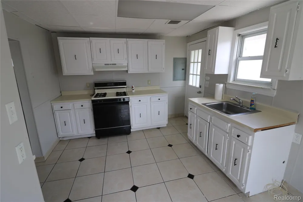 27182 Seyburn Avenue Warren City, MI 48092