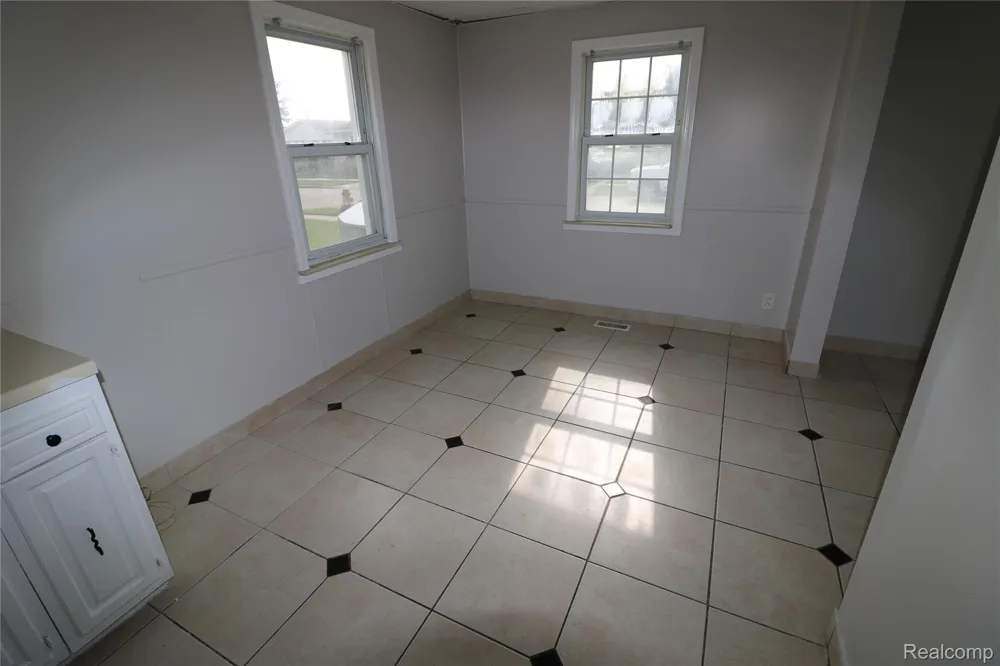 27182 Seyburn Avenue Warren City, MI 48092