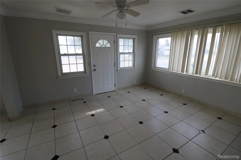 27182 Seyburn Avenue Warren City, MI 48092