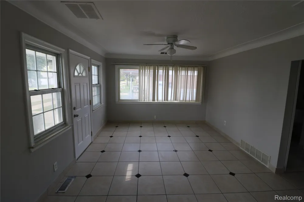 27182 Seyburn Avenue Warren City, MI 48092