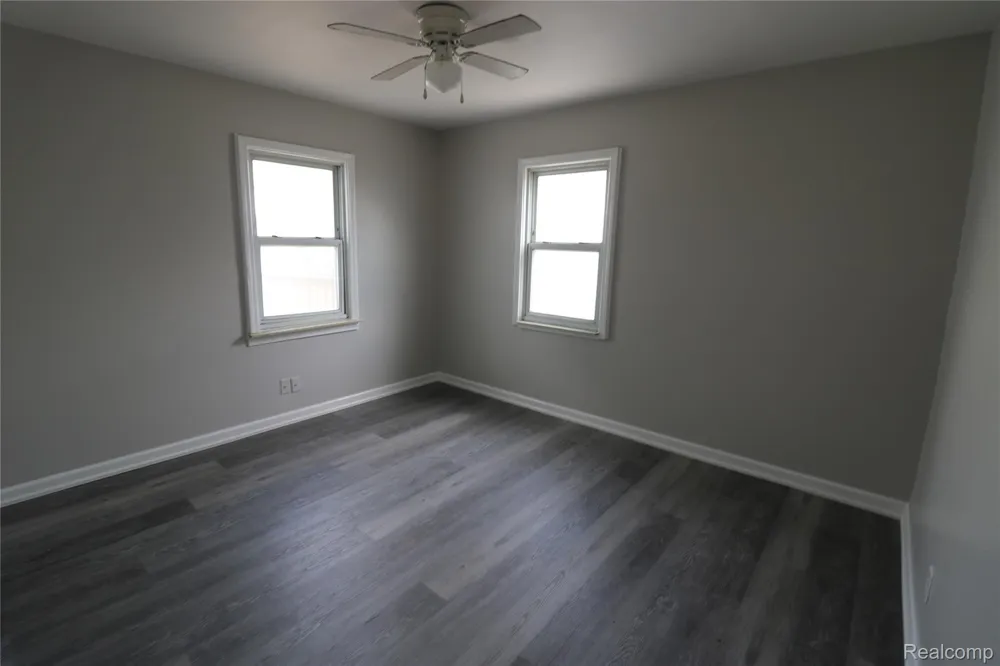 27182 Seyburn Avenue Warren City, MI 48092