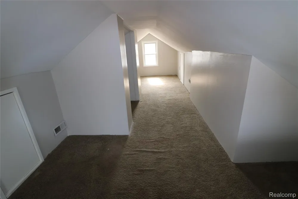 27182 Seyburn Avenue Warren City, MI 48092
