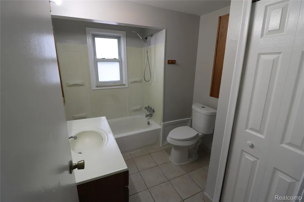 27182 Seyburn Avenue Warren City, MI 48092