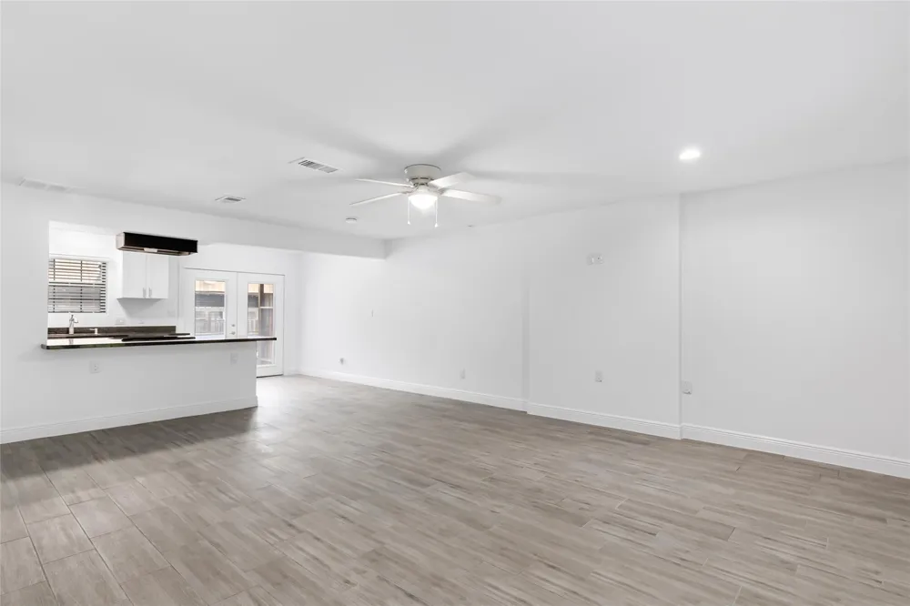 1011 Hamblen Road #205 Kingwood, TX 77339