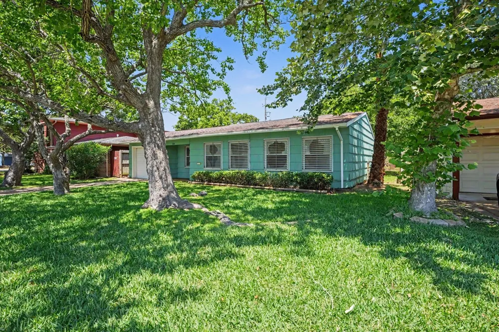 126 Bonita Avenue Galveston, TX 77550