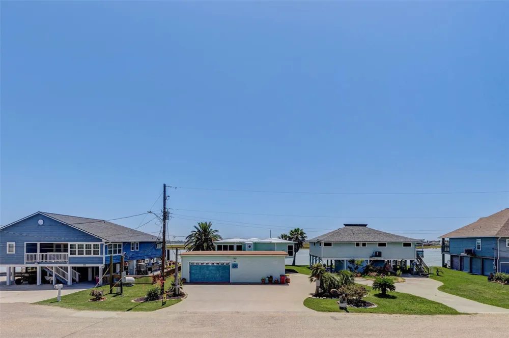 90 Dolphin Lane Freeport, TX 77541