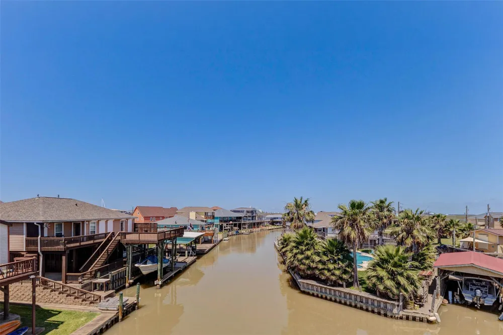 90 Dolphin Lane Freeport, TX 77541