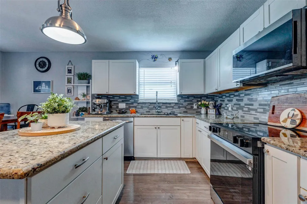 90 Dolphin Lane Freeport, TX 77541