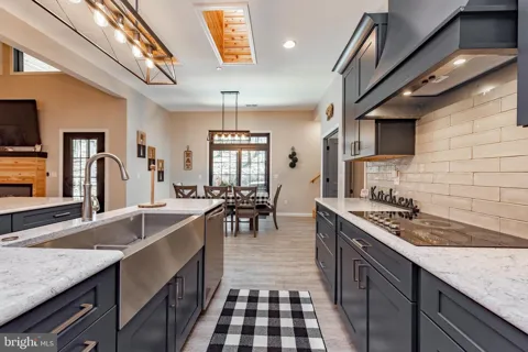 220 BILTMORE VIEW