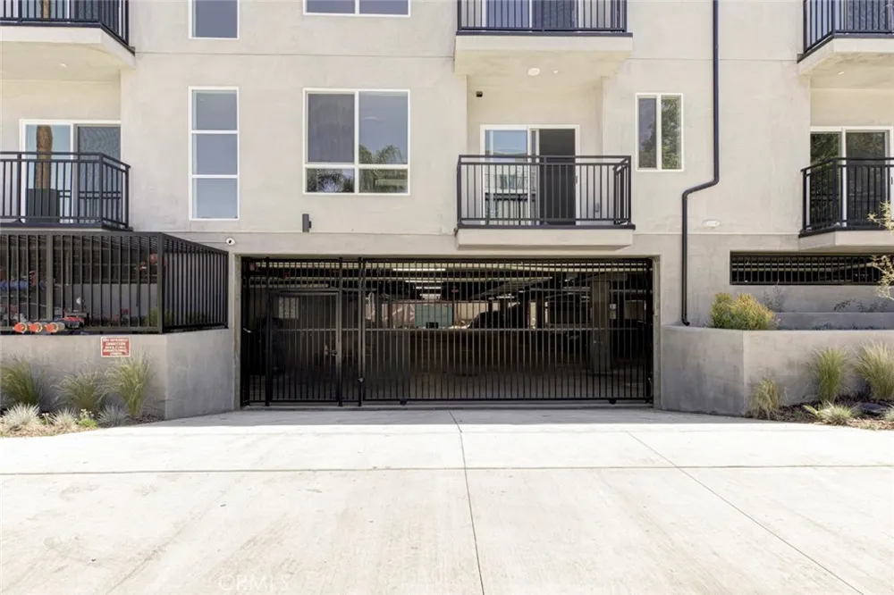 14810 Delano Street #204 Van Nuys, CA 91411