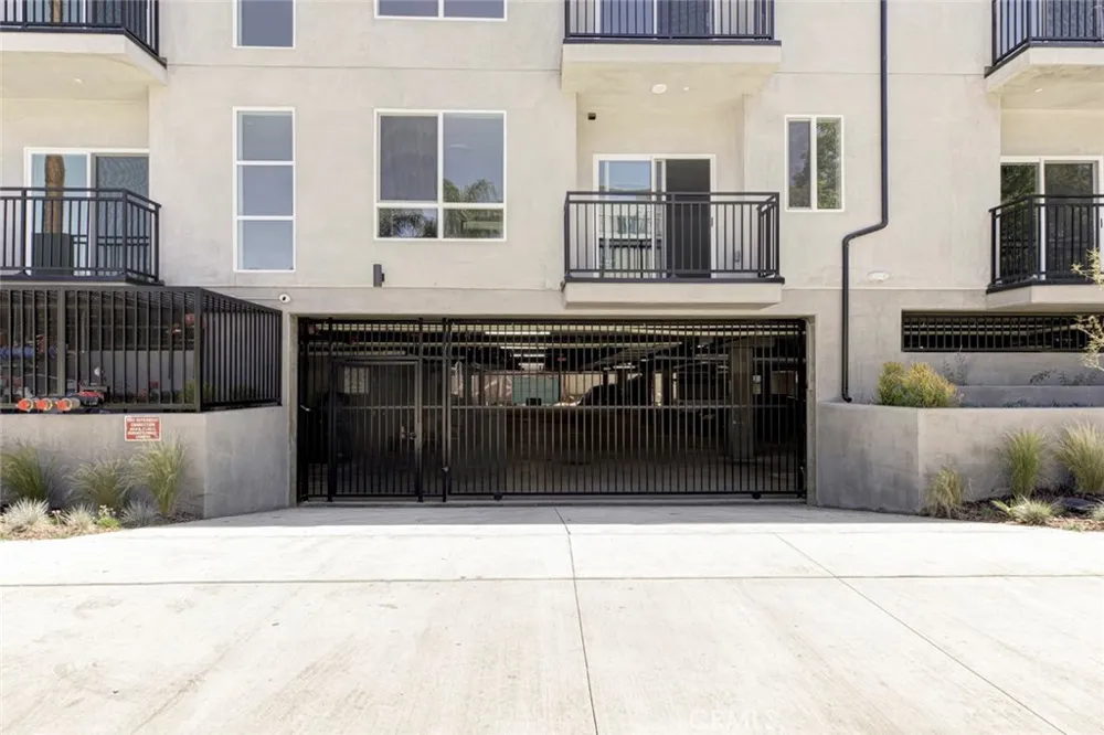 14810 Delano Street #406 Van Nuys, CA 91411