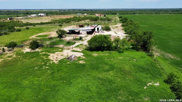 16293 Fm 472 Bigfoot, TX 78016