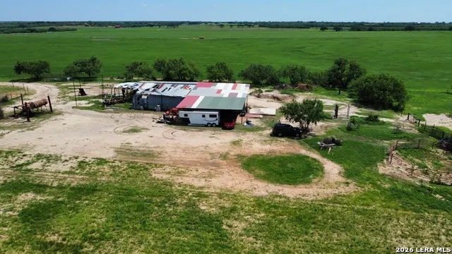 16293 Fm 472 Bigfoot, TX 78016