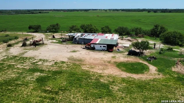 16293 Fm 472 Bigfoot, TX 78016