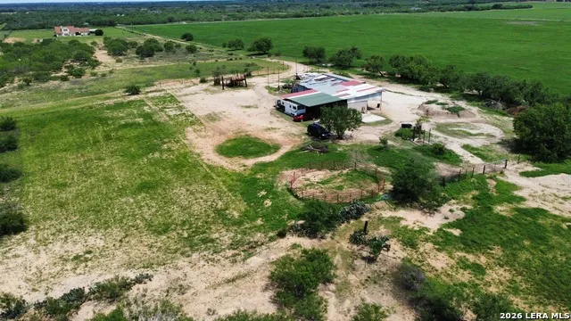 16293 Fm 472 Bigfoot, TX 78016