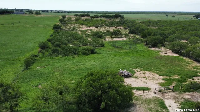 16293 Fm 472 Bigfoot, TX 78016