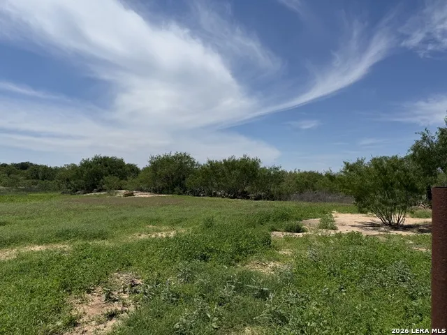 16293 Fm 472 Bigfoot, TX 78016