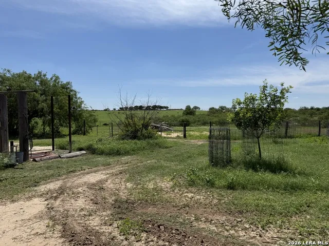 16293 Fm 472 Bigfoot, TX 78016