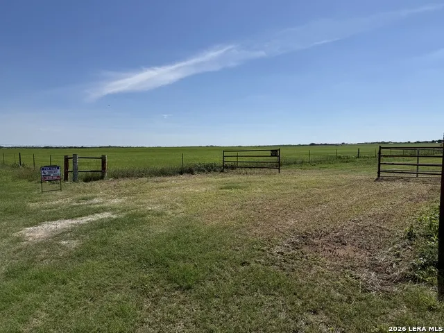 16293 Fm 472 Bigfoot, TX 78016