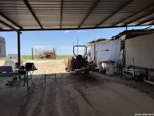 16293 Fm 472 Bigfoot, TX 78016