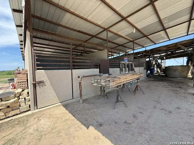 16293 Fm 472 Bigfoot, TX 78016