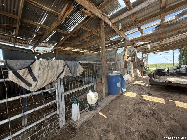16293 Fm 472 Bigfoot, TX 78016