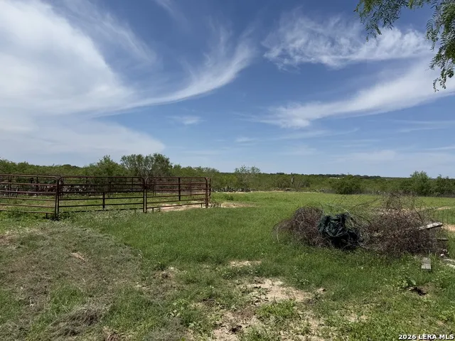 16293 Fm 472 Bigfoot, TX 78016