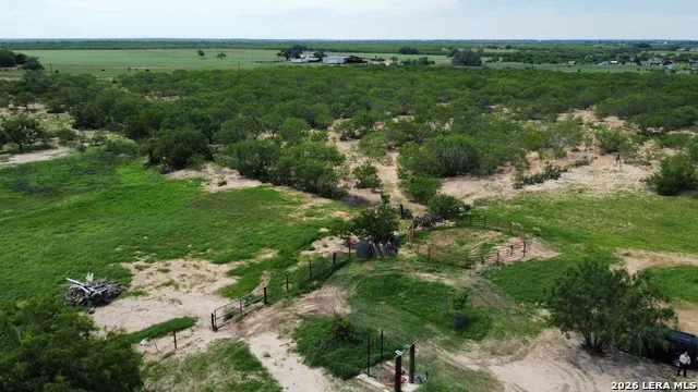 16293 Fm 472 Bigfoot, TX 78016