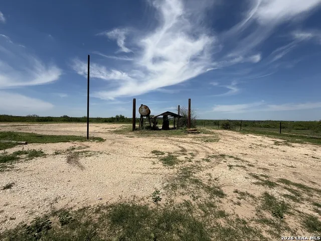 16293 Fm 472 Bigfoot, TX 78016