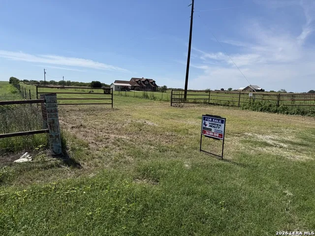 16293 Fm 472 Bigfoot, TX 78016