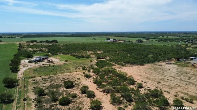 16293 Fm 472 Bigfoot, TX 78016