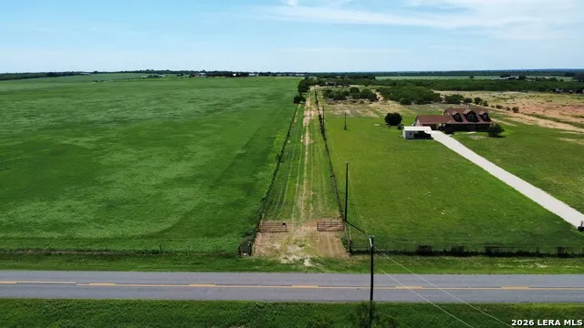 16293 Fm 472 Bigfoot, TX 78016